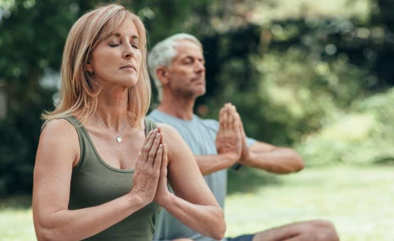 Älteres Paar bei der Meditation. Psychische Ausgeglichenheit hilft dem Schlaf