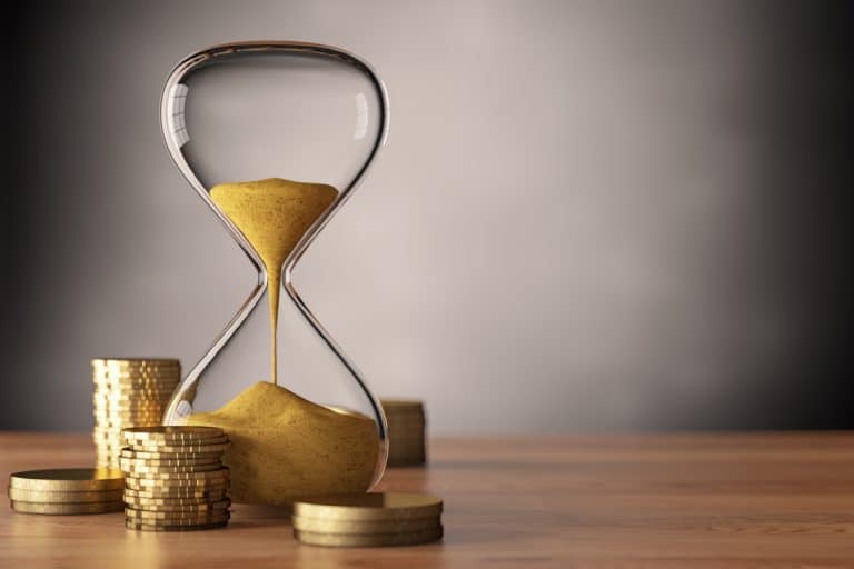 Sanduhr & Geld: Longevity kostet Zeit und Geld. Bist Investitionen, die sich mit Vitalität auszahlen