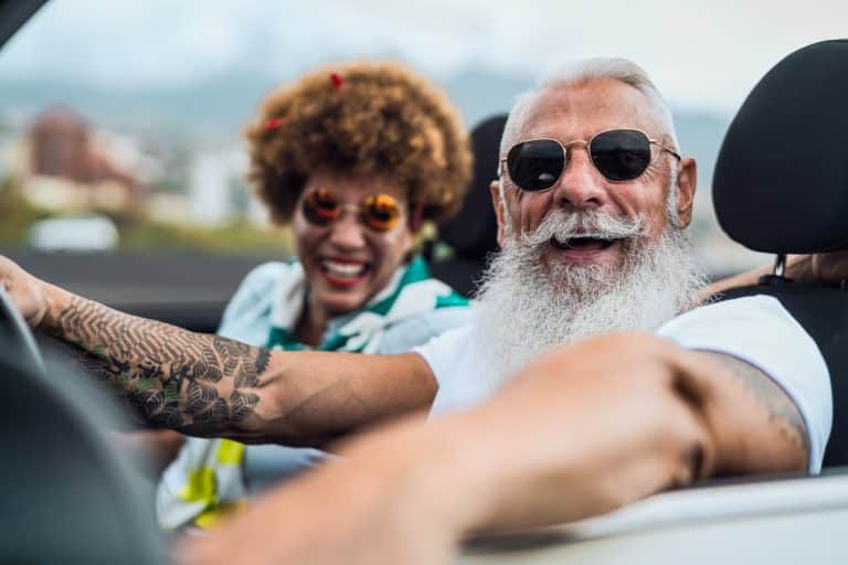 Vitales & glückliches älteres Paar im Auto: Longevity Blog zeigt dir den Weg zum gesunden Altern