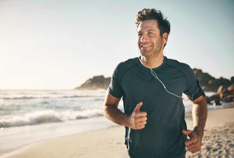 Mann beim Joggen am Strand. Ausdauersport ist eine Massnahme zur Verbesserug der Mitochondrienfunktion