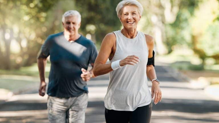 Älteres Paar beim Joggen - Mitochondrien werden vor allem beim Ausdauertraining produziert, Sport erhöht Glukose Sensitivität