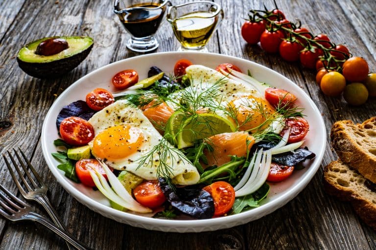 Nährstoffreicher Teller mit Ei, Tomate, Salat, Avocado– perfekte Ernährung für Zellgesundheit, Stoffwechselbalance & gesundes Altern