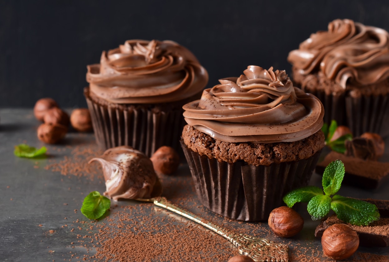 Nahaufnahme Schokoladen-Cupcakes. Süsses führt vor allem zu Blutzuckerschwankungen
