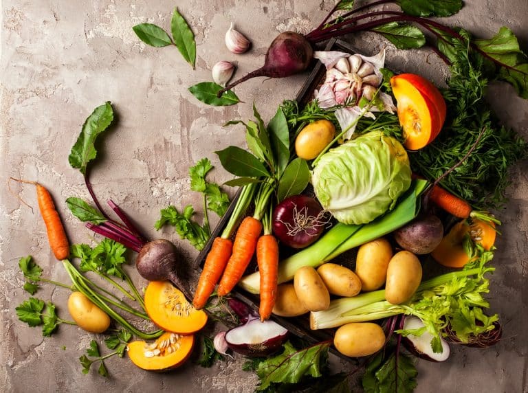 Auswahl an frischen bunten Gemüse - nährstoffreiche, unverarbeitete Ernährung mit niedrigem Glykämischen Index - stabilisiert den Blutzucker